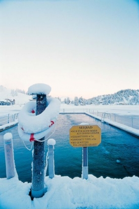 Uprostřed hor lež&iacute; zamrzaj&iacute;c&iacute; jezero.