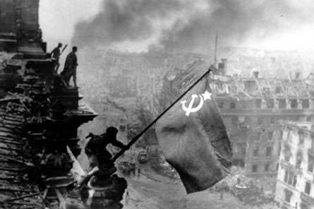 Chaldej inscenuje snímek na dobytém Reichstagu.