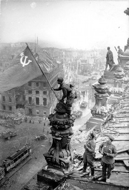 Chaldej inscenuje sn&iacute;mek na dobyt&eacute;m Reichstagu.