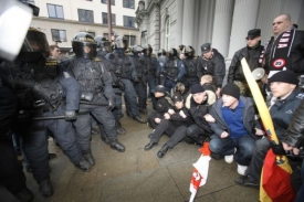 Během jednání soudu musela před budovou zasahovat policie.