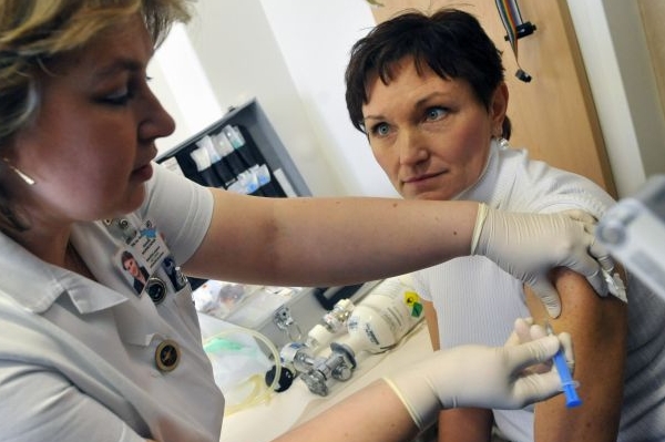 Dana Jurásková při očkování proti prasečí chřipce.