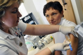 Dana Jur&aacute;skov&aacute; při očkov&aacute;n&iacute; proti praseč&iacute; chřipce.
