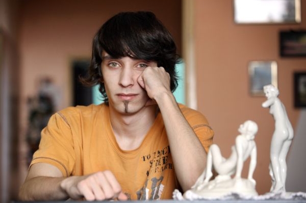 Ondřej Réda studuje střední školu a u soudu bojuje o svou dceru. 