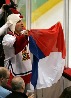 Jak držet vlajku, občasný fanouškovský problém.