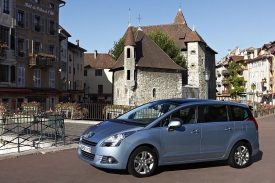 Peugeot 5008 stoj&iacute; v Česku od 435 tis&iacute;c korun.