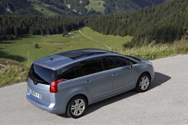 Hlavn&iacute;m soupeřem Peugeotu 5008 je Renault Grand Sc&eacute;nic.