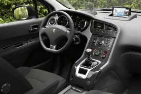 Palubn&iacute; deska nov&eacute;ho MPV vych&aacute;z&iacute; z Peugeotu 3008.