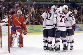 Američtí hokejisté slaví druhé vítězství v olympijském turnaji.