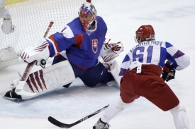 Jaroslav Halák v brance Slovenska kryje pokus Maxima Afinogenova.