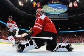 Jonas Hiller potrápil v brance Švýcarů Kanadu.