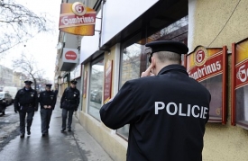 Tisková konference strany v hospodě Klepáč hlídaná policisty.