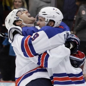 Ryan Kesler (vlevo) a Zach Parise z t&yacute;mu USA.