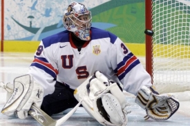 Ryan Miller, bran&aacute;ř USA, kter&yacute; se pod&iacute;lel na olympijsk&eacute; prohře Kanady.
