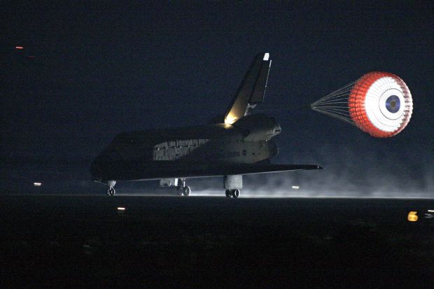 Endeavour přistává na Mysu Canaveral.