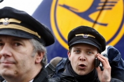 Piloti stávkují za větší platy i udržení pracovních míst.