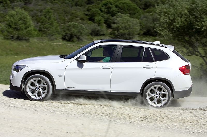 BMW X1 má podvozek 19 centimetrů nad zemí, což na polní cestu stačí. 