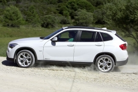 BMW X1 má podvozek 19 centimetrů nad zemí, což na polní cestu stačí.