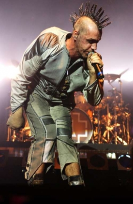 Rammstein při koncertu v Lond&yacute;ně.