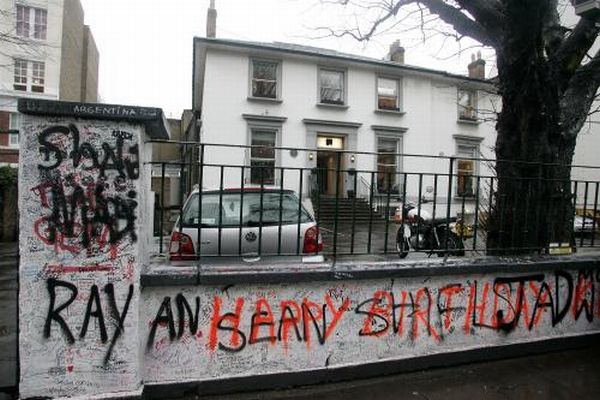 Nenápadná budova studia se skrývá za zídkou s graffiti