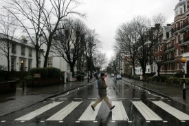 Přechod před studiem proslavili Beatles na sv&eacute;m obalu