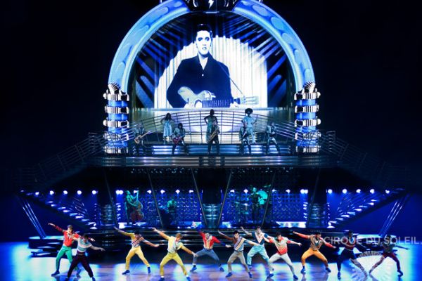 Představení Viva Elvis se neslo v pompézním duchu.