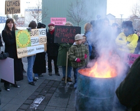 Protesty před parlamentní budovou vedly loni k pádu vlády.