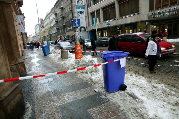 Sníh spadl na matku se dvěma dětmi (ilustrační foto).