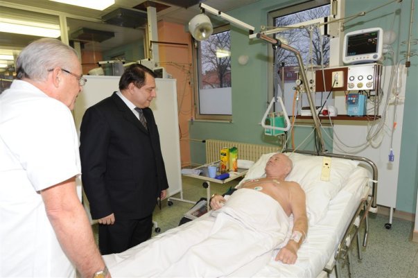 Tady asi Jiří nezaklepal. Pacient by se stejně nestihl obléct. Tady asi Jiří nezaklepal. Pacient by se stejně nestihl obléct.