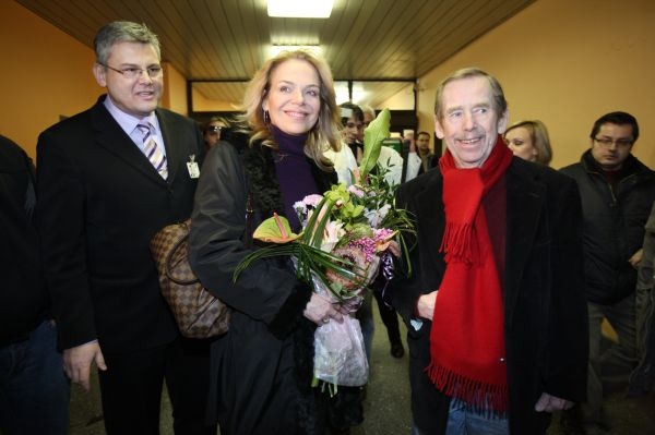 Exprezident (vpravo) s chotí Dagmar zamíří do tepla (ilustrační foto).