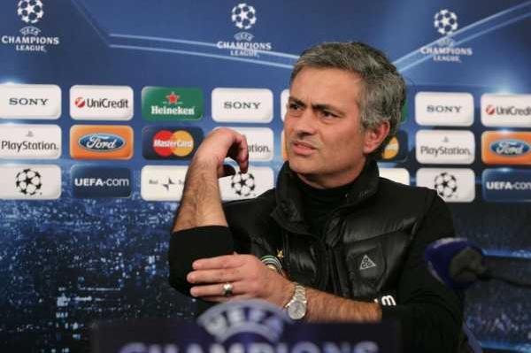 Bývalý kouč Chelsea Jose Mourinho se postaví proti "svým".