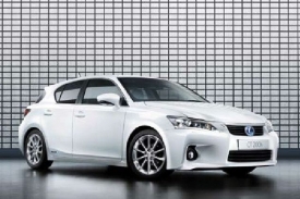 Lexus CT 200h má podobné hybridní ústrojí jako Toyota Prius.