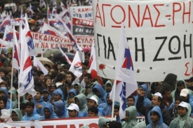 Řeckem otř&aacute;s&aacute; vlna st&aacute;vek a protestů