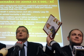ČSSD představuje kuchařku za pen&iacute;ze st&aacute;tn&iacute;ch Lesů ČR, po letech.