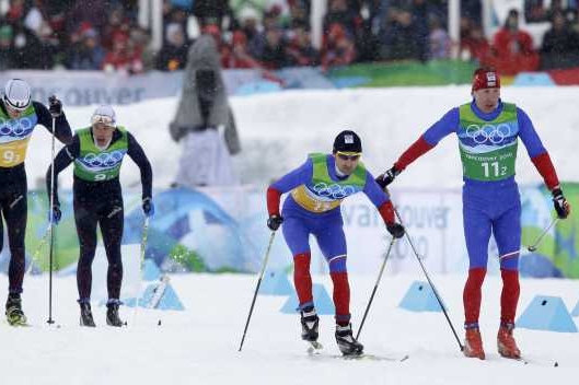 Lukáš Bauer (vpravo) předává štafetu Jiřímu Magálovi. Češi mají bronz.