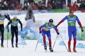 Lukáš Bauer (vpravo) předává štafetu Jiřímu Magálovi. Češí mají bronz.