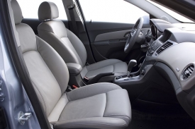 Tuhé sedačky Chevroletu Cruze jsou pohodlné, boční vedení je horší.