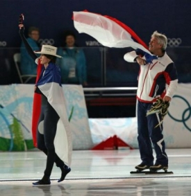 Martina Sáblíková s koučem Petrem Novákem při vítězné radosti.