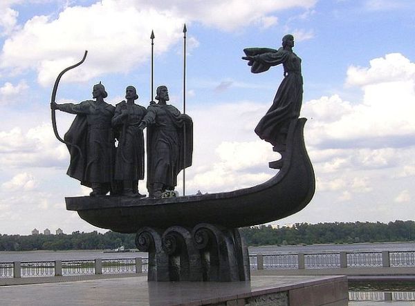 Skulptura bratří Kyje, Ščeka a Choriva a jejich sestry Lybedi. Skulptura bratří Kyje, Ščeka a Choriva a jejich sestry Lybedi.