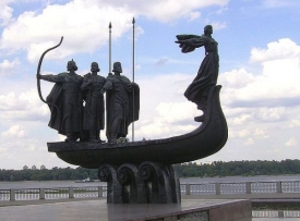 Skulptura bratř&iacute; Kyje, &Scaron;čeka a Choriva a jejich sestry Lybedi.