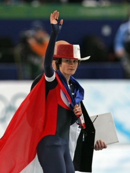 Martina Sáblíková se raduje z druhé olympijské medaile.