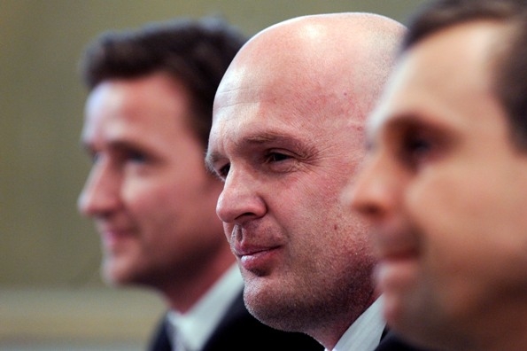 Michal Bílek (uprostřed) na tiskovce před zápasem ve Skotsku.