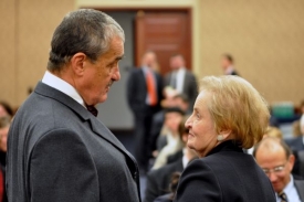 Dávní známí Karel Schwarzenberg a Madeleine Albrightová.