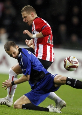 David Rozehnal (v modr&eacute;m) se s Hamburkem raduje z postupu.