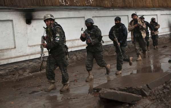 Afghánské bezpečnostní síly v boji s talibanskými střelci.