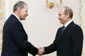 Putin se zdraví s představitelem Mezinárodního olympijského výboru. Putin se zdraví s představitelem Mezinárodního olympijského výboru.