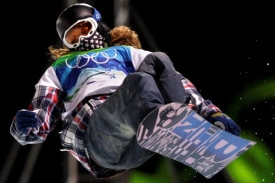 Americký letec na prkně Shaun White.