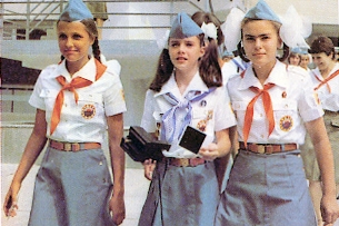 Archivní fotografie dětí v táborové uniformě. Archivní fotografie dětí v táborové uniformě.