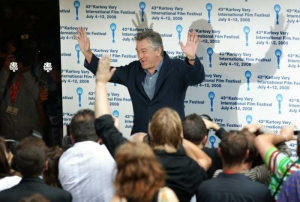 Robert De Niro přich&aacute;z&iacute; na tiskovou konferenci.