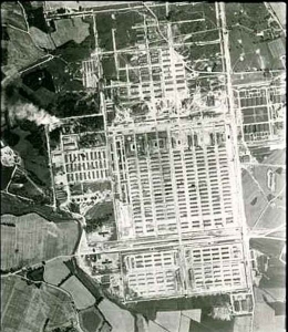 Osvětim z leteckého pohledu v roce 1944.