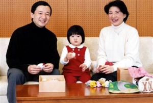 Korunn&iacute; princ Naruhito s rodinou.